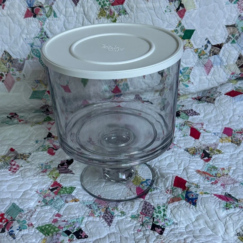 The Pampered Chef Trifle Bowl Clear Glass with Pedestal Base and Lid 9039 USA